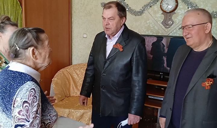 Глава Екатериновского района Сергей Зязин поздравил ветеранов с Днём Победы